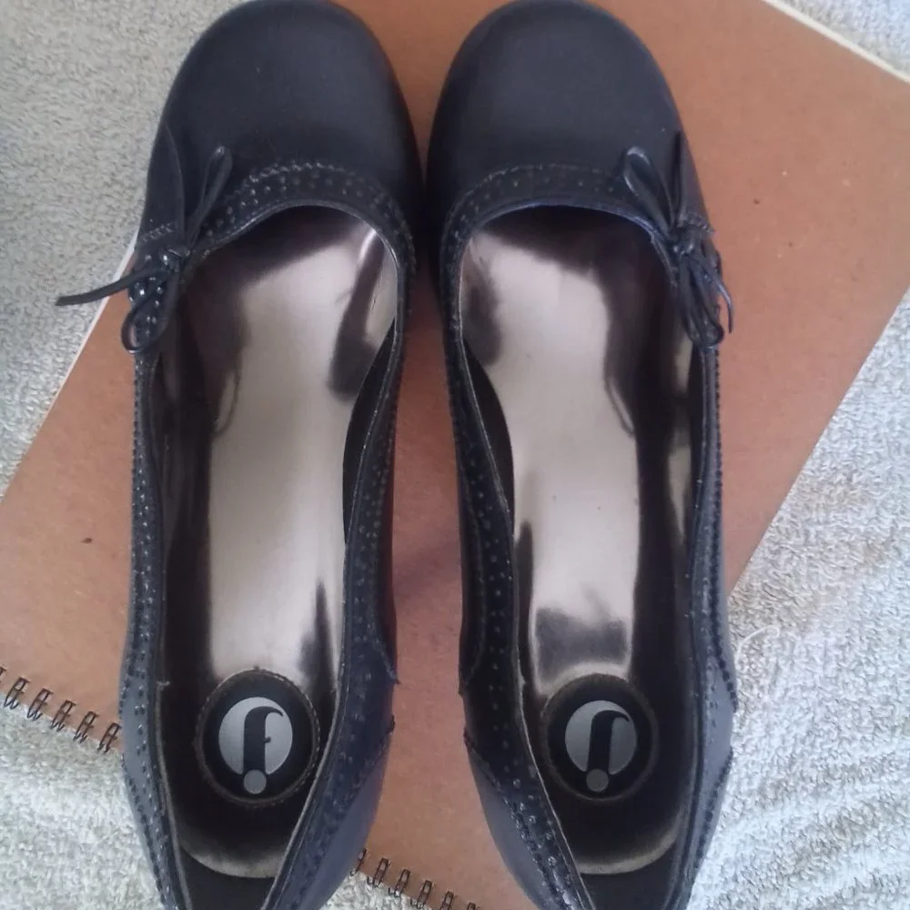 GREAT UC J black heels